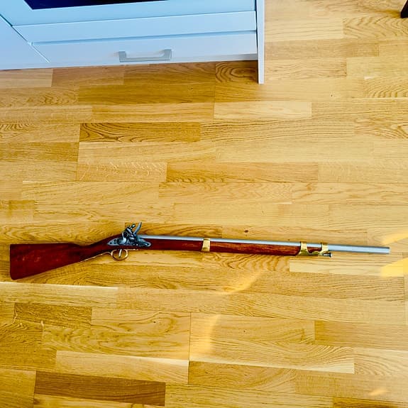 Replika gevär i trä och metall
