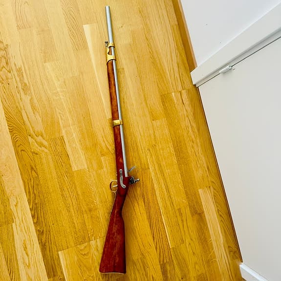 Replika gevär i trä och metall