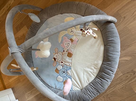 Teddykompaniet babygym grå med mjuka figurer