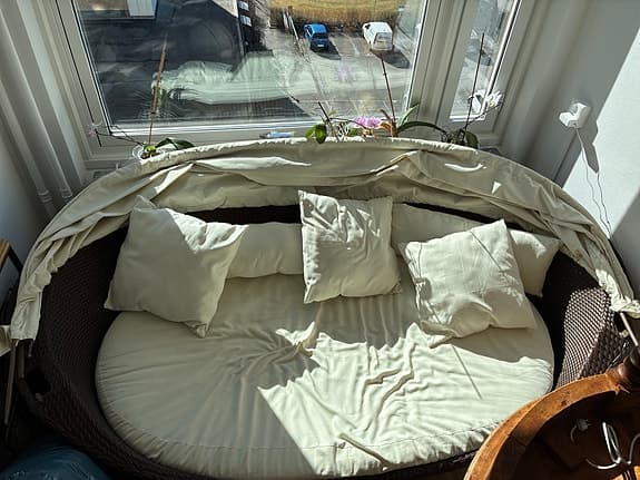 Stor soffa med sufflett för uterum eller altan