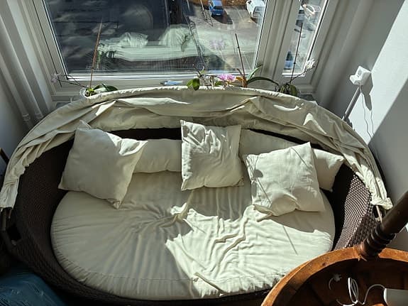 Stor soffa med sufflett för uterum eller altan