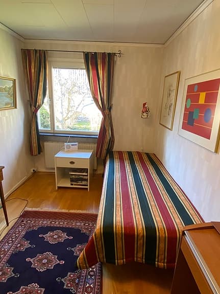 Vackra gardiner och sängöverkast.
