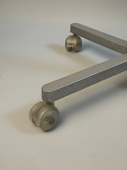 Abstracta MIXX – höj/sänkbart designbord i industrikänsla