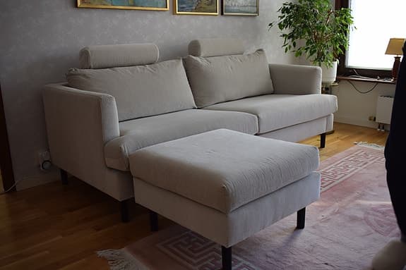 Soffa med schäslong i tyg med färg offwhite
