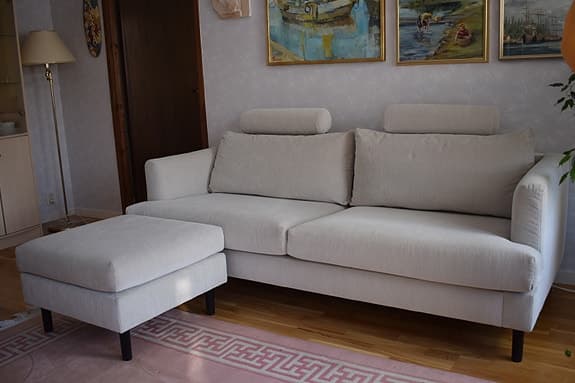 Soffa med schäslong i tyg med färg offwhite