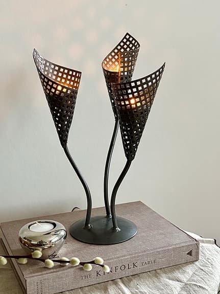 Ljusstake i svart metall – 3-armad, dekorativ