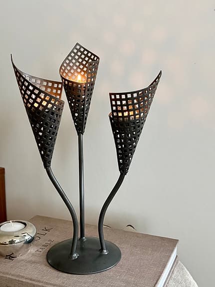 Ljusstake i svart metall – 3-armad, dekorativ