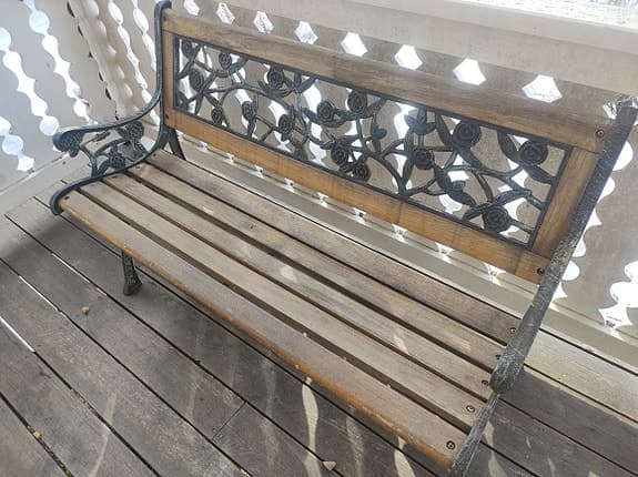 Trädgårdsbänk i gjutjärn och trä