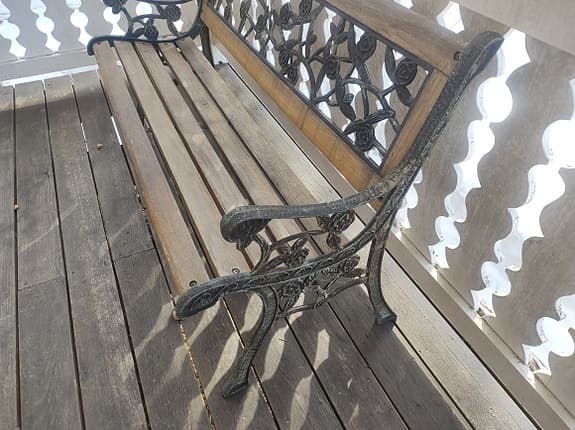 Trädgårdsbänk i gjutjärn och trä