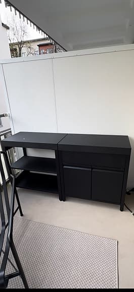 Svart förvaringsbänk med hyllor och skåp