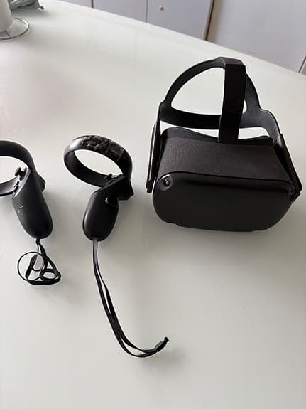 Oculus Quest VR‑headset med handkontroller svart