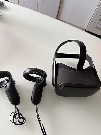 Oculus Quest VR‑headset med handkontroller svart