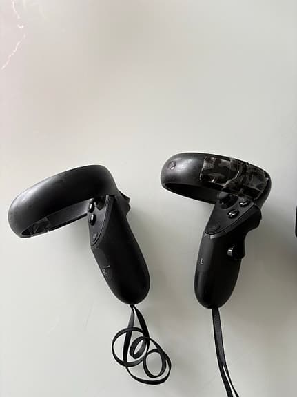 Oculus Quest VR‑headset med handkontroller svart