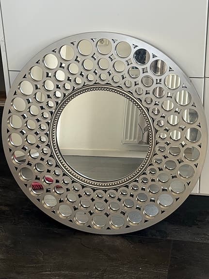Spektakulär rund spegel med cirkelmönster i silver