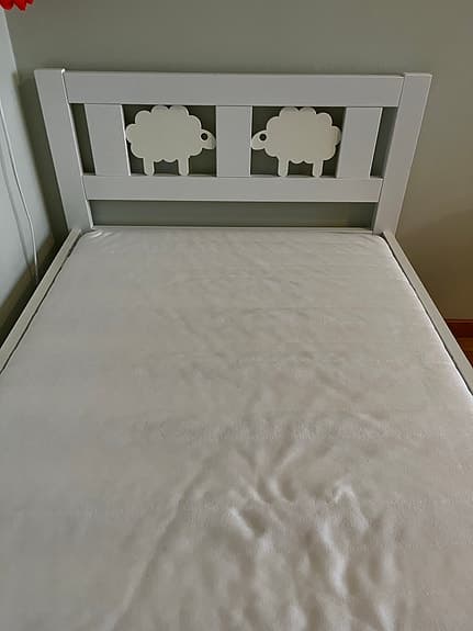 IKEA barnsäng Kritter vit med madrass och stödbräda