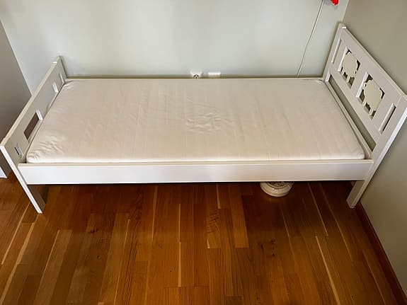 IKEA barnsäng Kritter vit med madrass och stödbräda