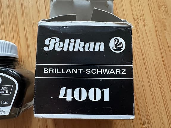 Oöppnad Vintage. Pelikan 4001 bläckflaska briljant svart.