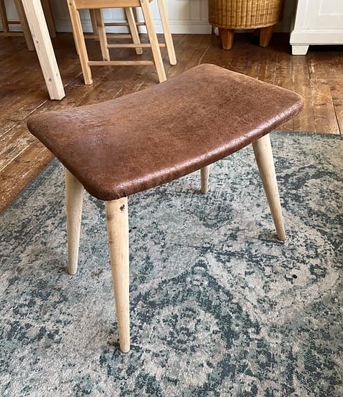 Charmig renoverad vintagepall i trä och läderlook