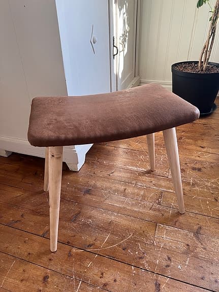 Charmig renoverad vintagepall i trä och läderlook