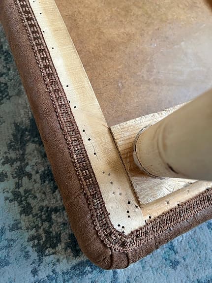 Charmig renoverad vintagepall i trä och läderlook