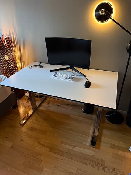 Ordentligt skrivbord (140 x 80 cm)