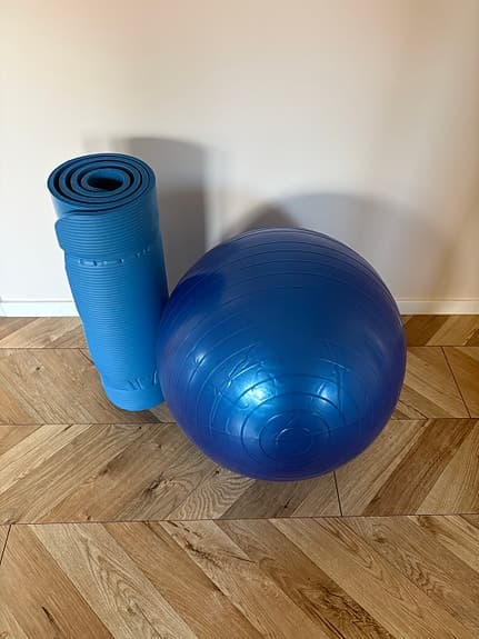 Träningsboll och yogamatta blå