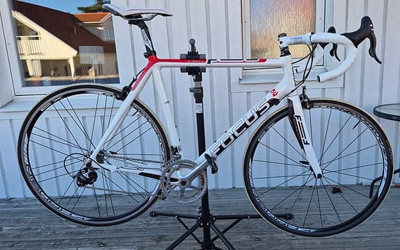 Focus Cayo kolfiber 58/XL – ABSOLUT NYSKICK! Campagnolo Veloce + Khamsinhjul