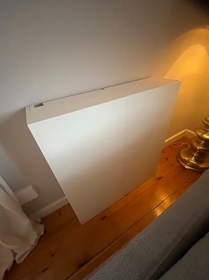 Vägghängt skåp – perfekt för dölja proppskåp el liknande