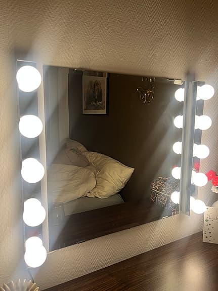 Spegel med sminkbelysning