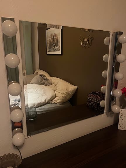 Spegel med sminkbelysning