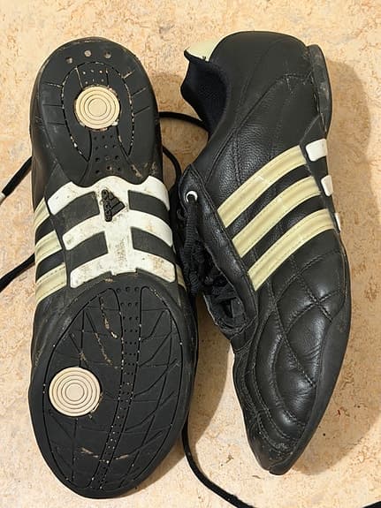 Adidas fotbollsskor svart/vit storlek 44