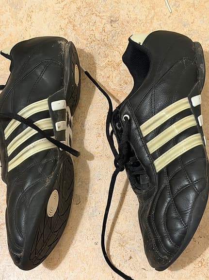 Adidas fotbollsskor svart/vit storlek 44