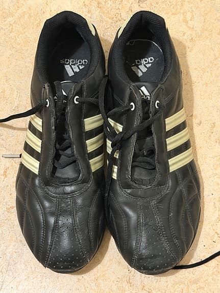 Adidas fotbollsskor svart/vit storlek 44
