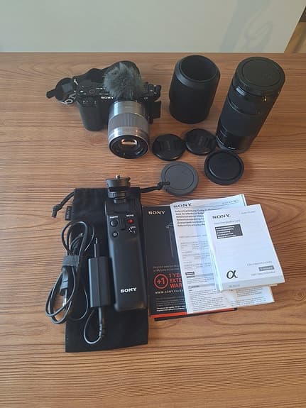 Sony ZV-E10 Paket (2 objektiv + vlogg hangrepp m.m)
