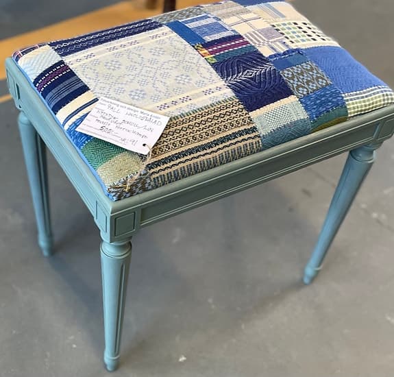 Blå nymålad och omklädd pall.