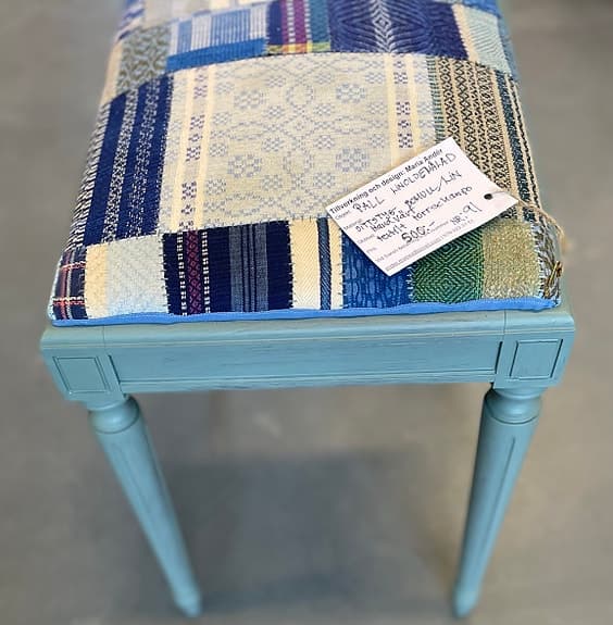 Blå nymålad och omklädd pall.