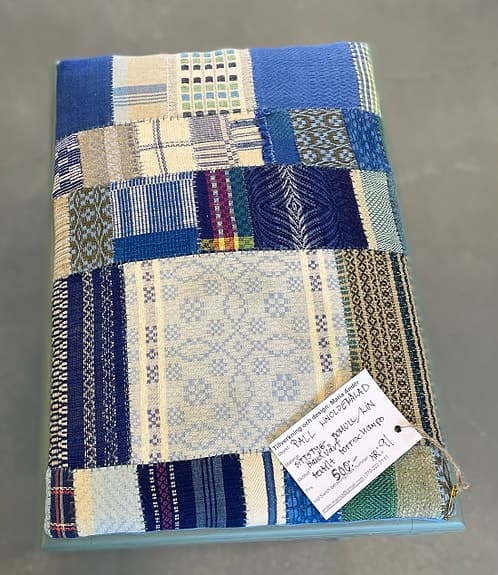 Blå nymålad och omklädd pall.