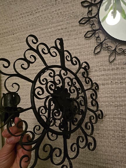 Set med väggspegel & väggljusstake – svart smide