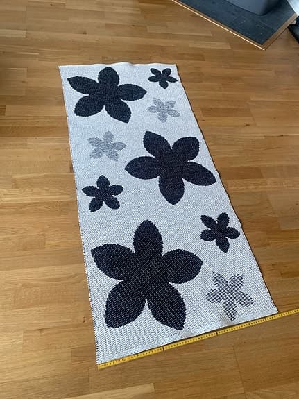 Pappelina matta löpare blommönster svart vit grå