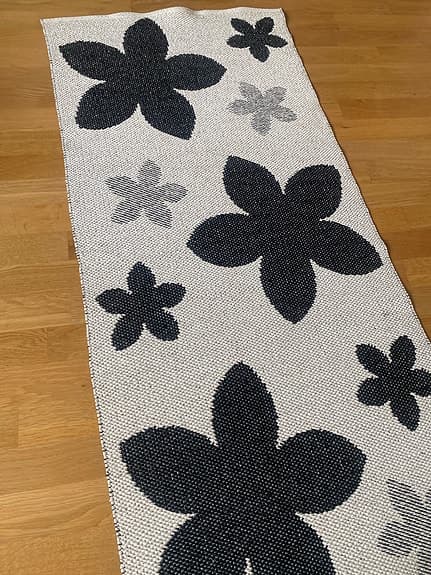 Pappelina matta löpare blommönster svart vit grå