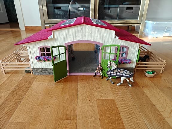 Schleichl leksaksstall med hästar och tillbehör