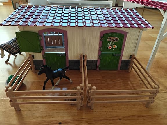 Schleichl leksaksstall med hästar och tillbehör