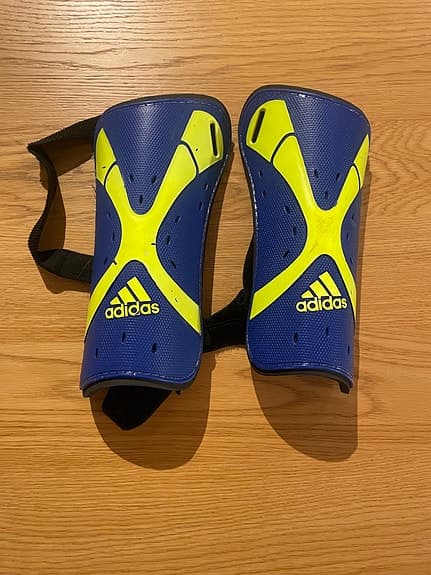 Adidas benskydd fotboll blå/gul storlek XL