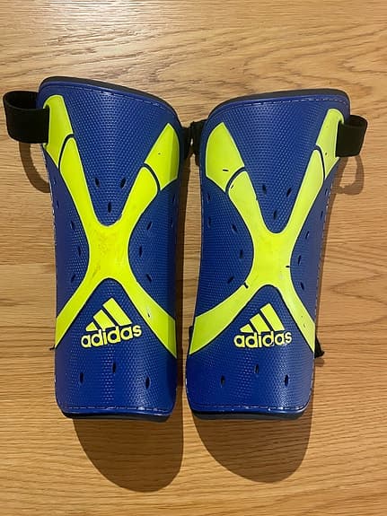 Adidas benskydd fotboll blå/gul storlek XL