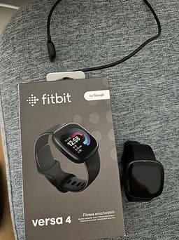 Fitbit Versa 4 smartklocka svart