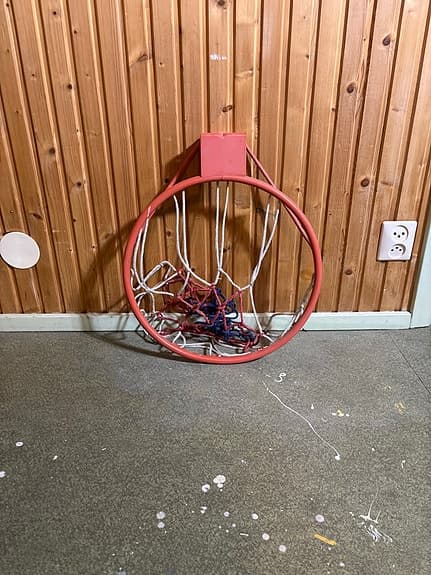 Basketkorg metall med nät röd