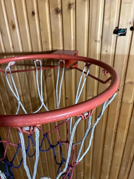 Basketkorg metall med nät röd