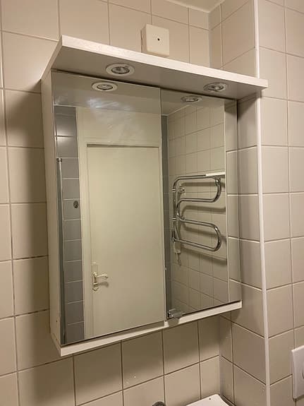 Badrumsskåp med spegeldörrar och belysning samt eluttag  vit