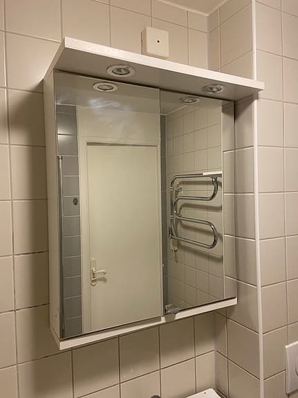 Badrumsskåp med spegeldörrar och belysning samt eluttag  vit