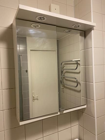 Badrumsskåp med spegeldörrar och belysning samt eluttag  vit